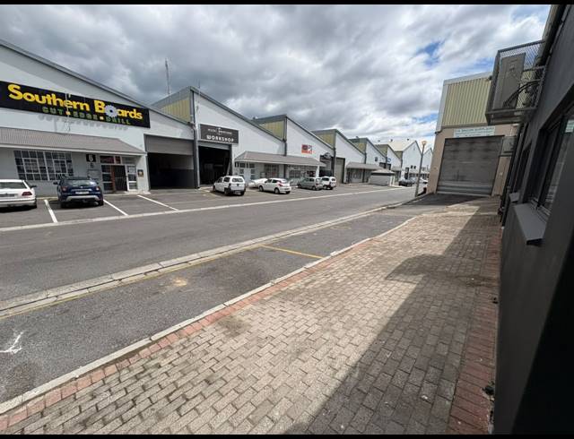 200M² RETAIL TO LET IN GANTS PLAZA